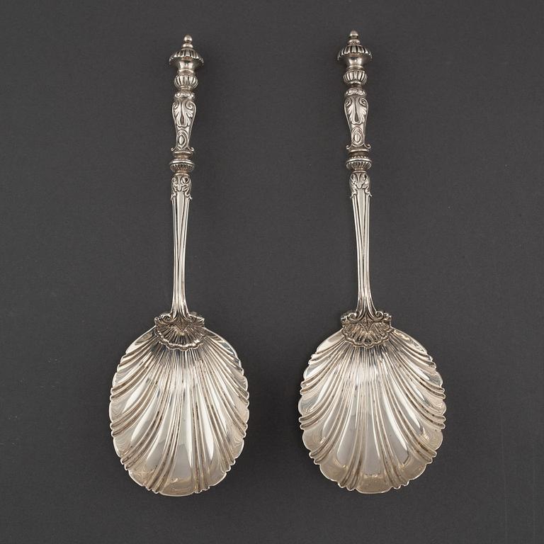 A pair of silver serving spoons from  Goldsmiths & Silversmiths Co Ltd in London, 1908 and 1909.