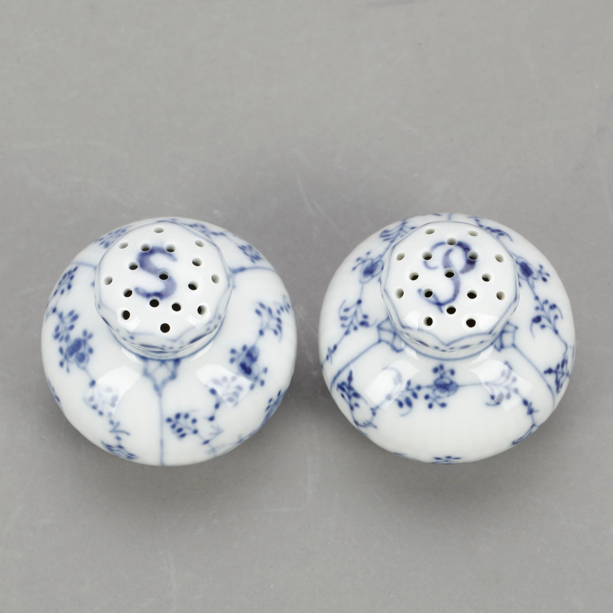 SERVISDELAR, 82 delar, porslin, "Musselmalet" Royal Copenhagen, 1900-talets andra hälft.