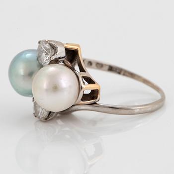 Ring 18K vitguld med två runda briljantslipade diamanter och två odlade pärlor.