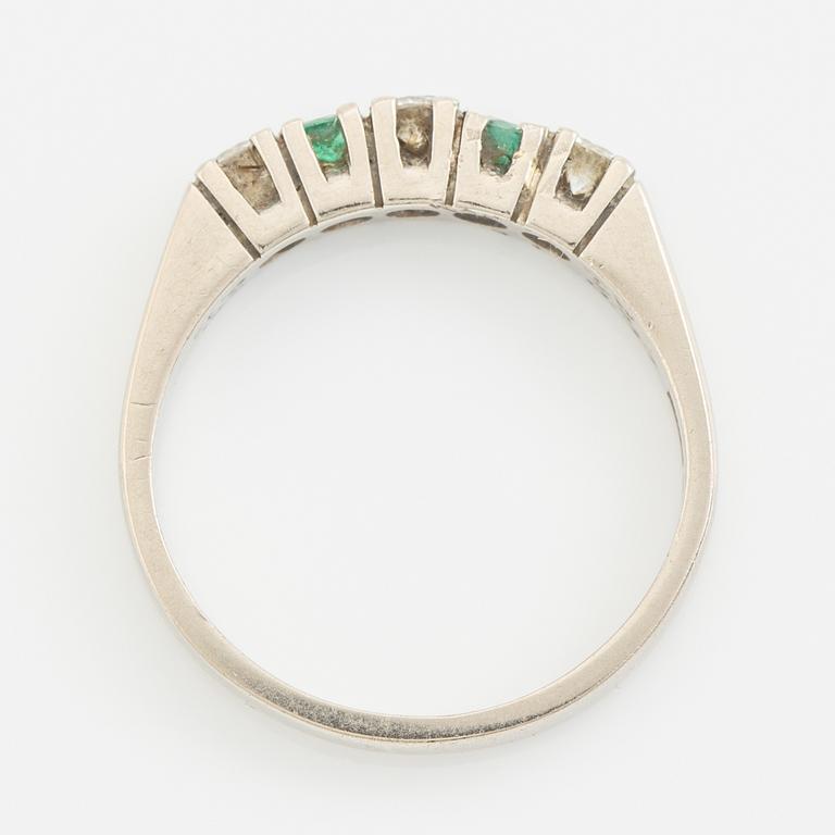 Ring, vitguld med briljantslipade diamanter och smaragder.