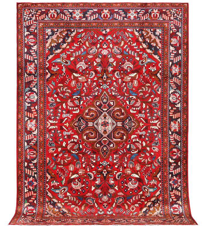 A Lilihan carpet, approximately 333 x 225 cm.