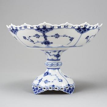SKÅLAR PÅ FOT, 3 st,  "Musselmalet", Royal Copenhagen, Danmark.