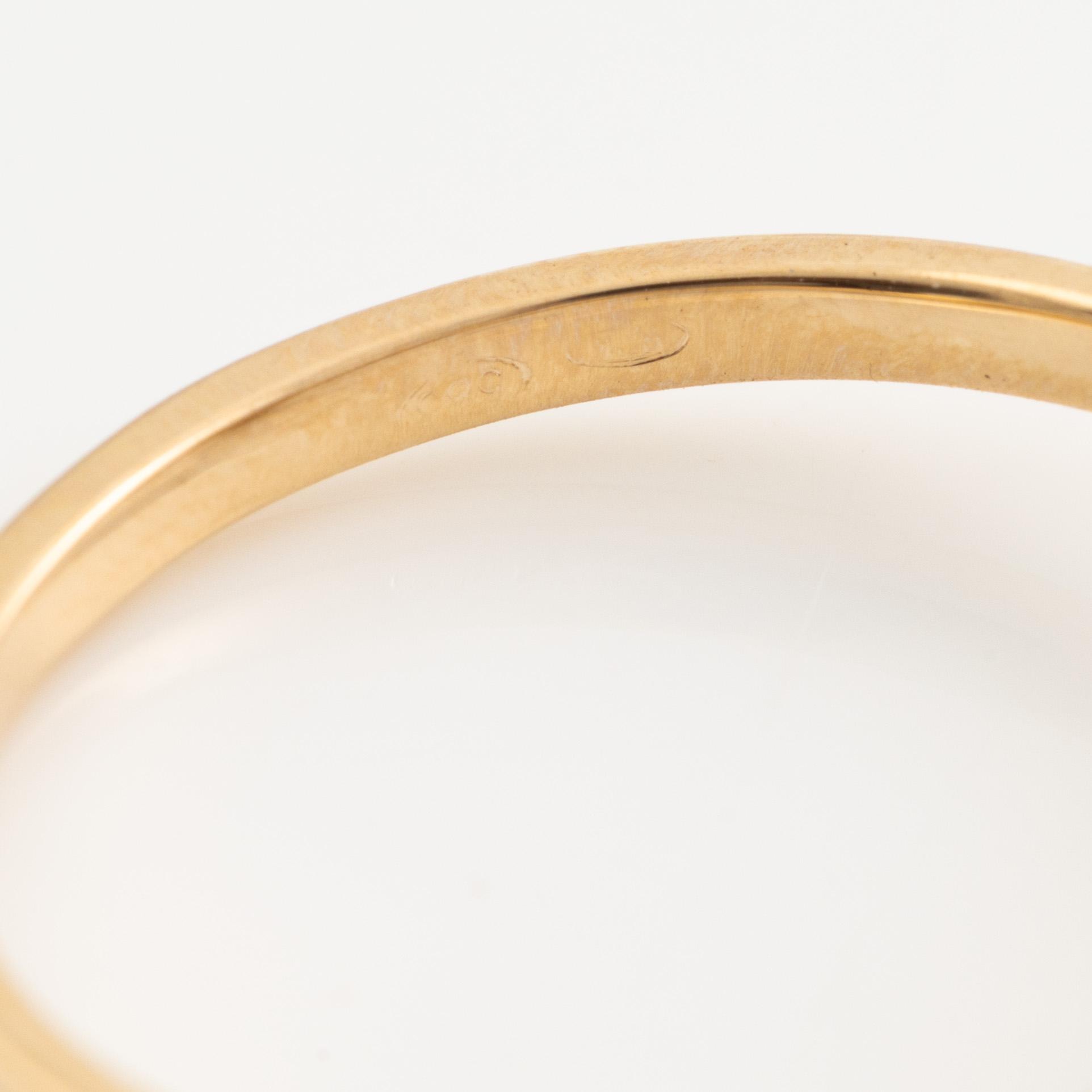 Ring in 14K gold with a green sapphire and brilliant-cut diamonds.