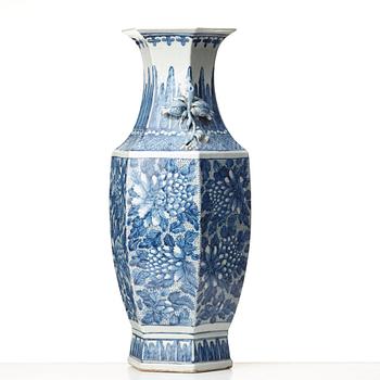 A blue and white vase, Qing dynasty, 19th Century.