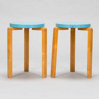 Alvar Aalto, pallar, 2 st, modell 60, O.Y. Huonekalu- ja Rakennustyötehdas A.B. 1940-tal.