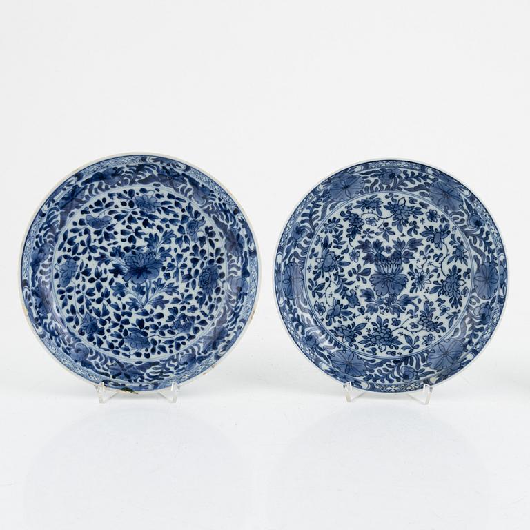 A set of seven Chinese export porcelain pieces, Qing dynasty, 18th Century.