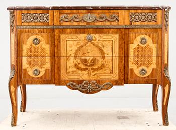 BYRÅ, gustaviansk stil, märkt Aktiebolaget Gustavianska Möbler, Onslunda, 1900-talets första hälft.