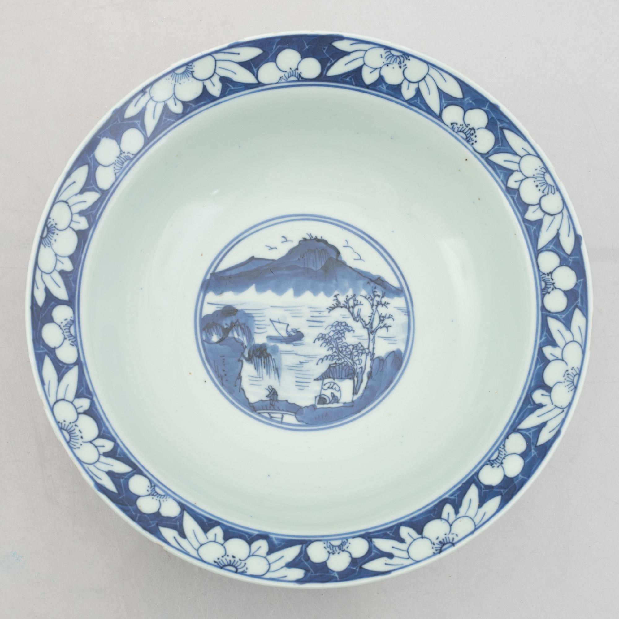 A blue and white porcelain vase and a pair of bowls, China, 19th-20th century.