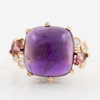 Ring, Mandelstam, 18K guld  med cabochonslipad ametist, turmaliner och briljantslipade diamanter.