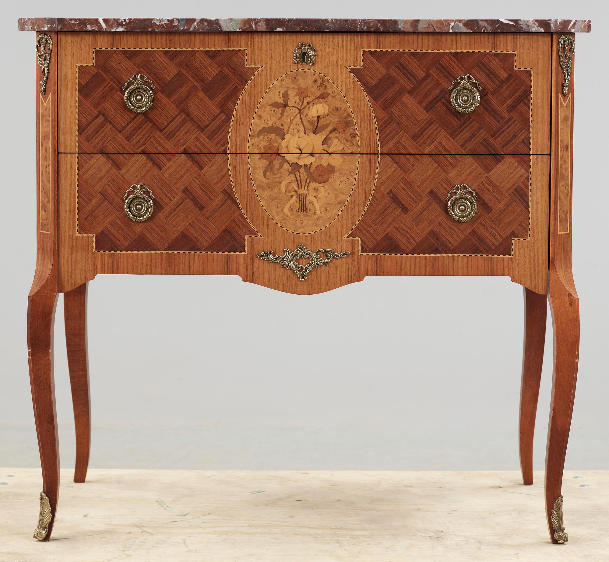 BYRÅ, sengustavianks stil, 1900-tal.