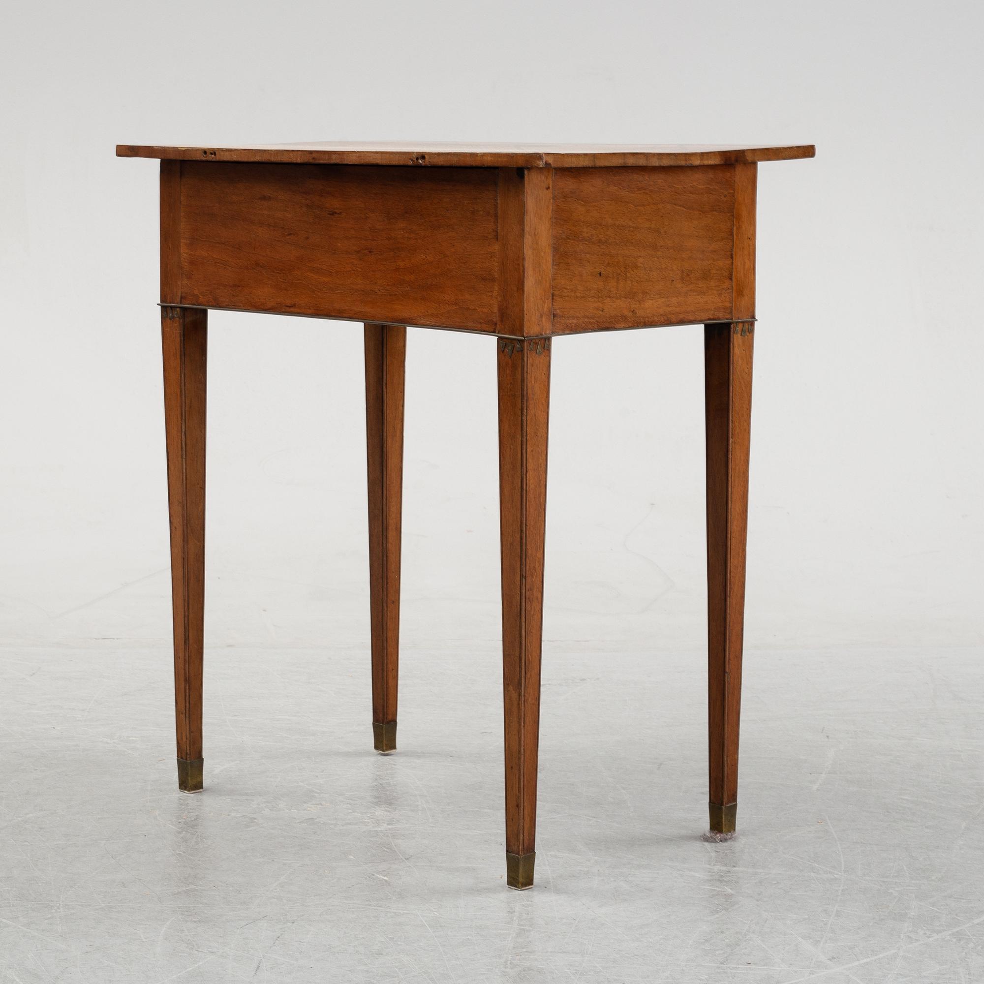 A Gustavian mahogany veneered seewing table, early 19th Century.