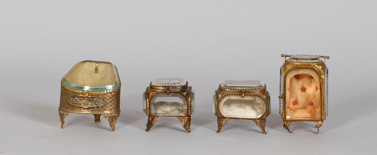 KLOCKFODRAL, 4 stycken, glas och metall 1800/1900-tal.