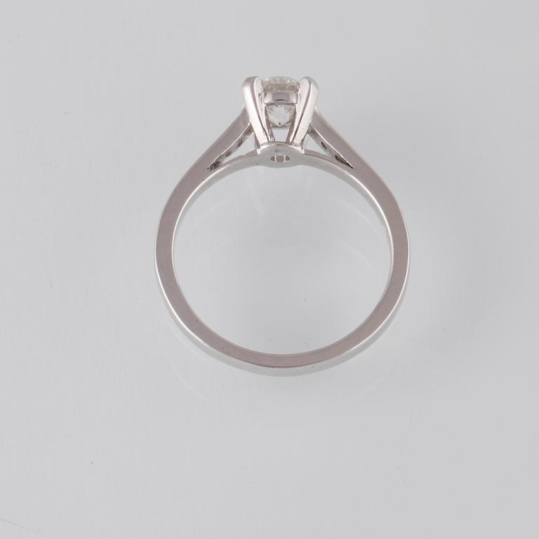 RING, 18K vitguld med briljantslipad diamant 0.97 ct samt mindre diamanter 0.16 ct. Vikt 4,1 gram.