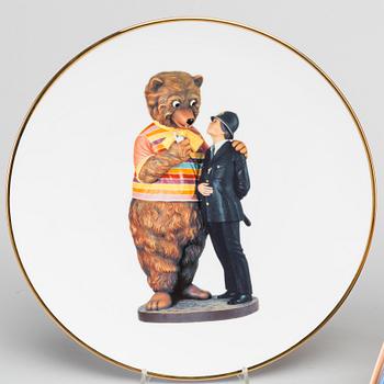 A set of three art-plates by Jeff Koons and Andy Warhol late 20th century.