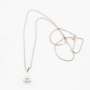 Hänge med briljantslipade diamanter, med kedja.