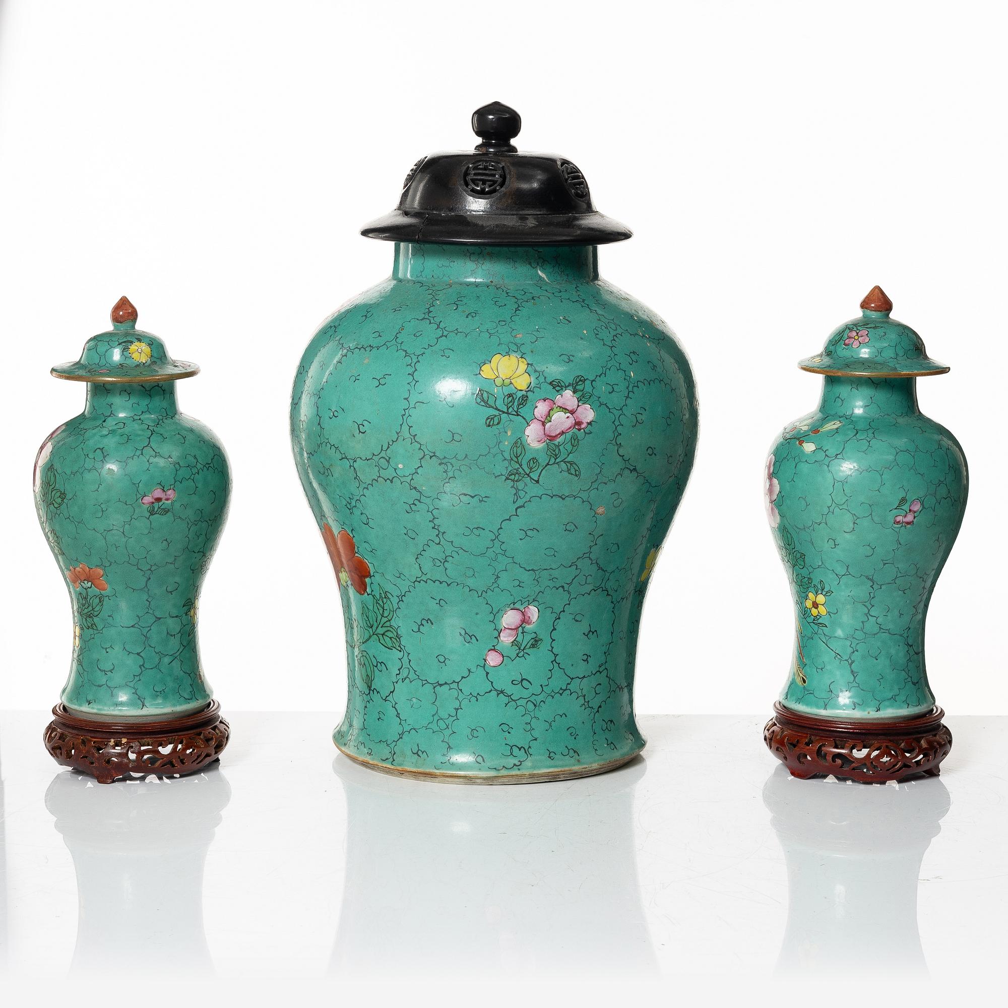 A three-piece garniture, Qing dynasty, 19th century.