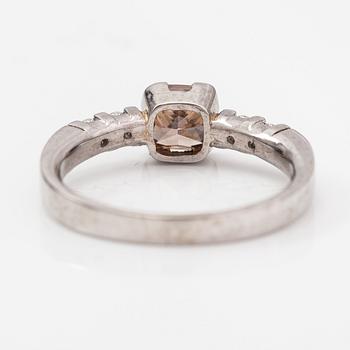 Sormus, 14K valkokultaa, timantteja n. 1.14 ct yht. Kultakeskus, 2004.