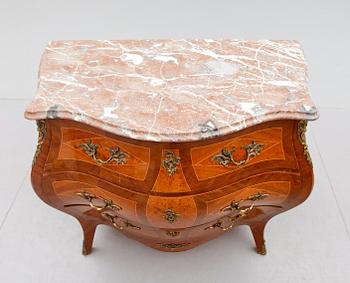 BYRÅ, rokokostil, 1900-talets andra hälft.