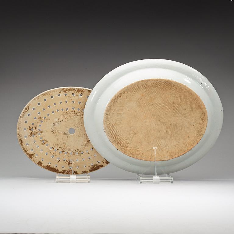 A famille rose serving dish with strainer, Qing dynasty, Jiaqing (1796-1820).