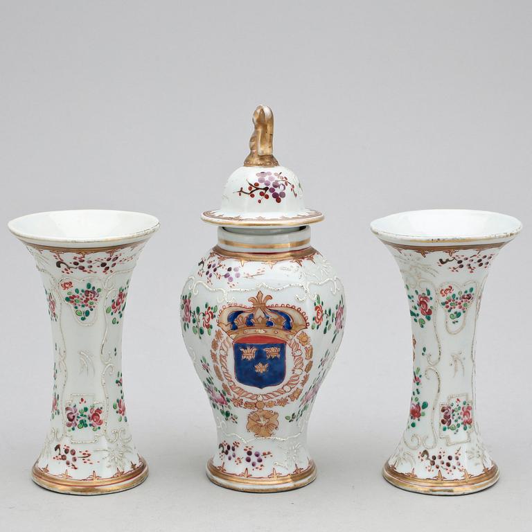 URNA samt TRUMPETVASER, 1+2, porslin, Samson, Frankrike, omkring 1800-talets mitt.