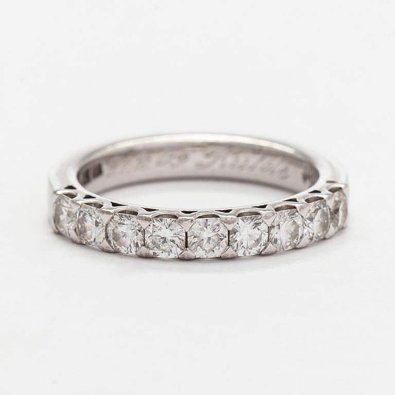An 18K white gold ring with Flander cut diamonds. AEN Àjour Stockholm 2008.