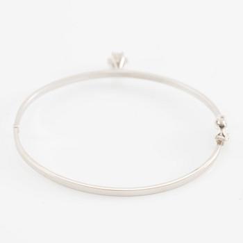 Bangle, 18K white gold with brilliant-cut diamond.