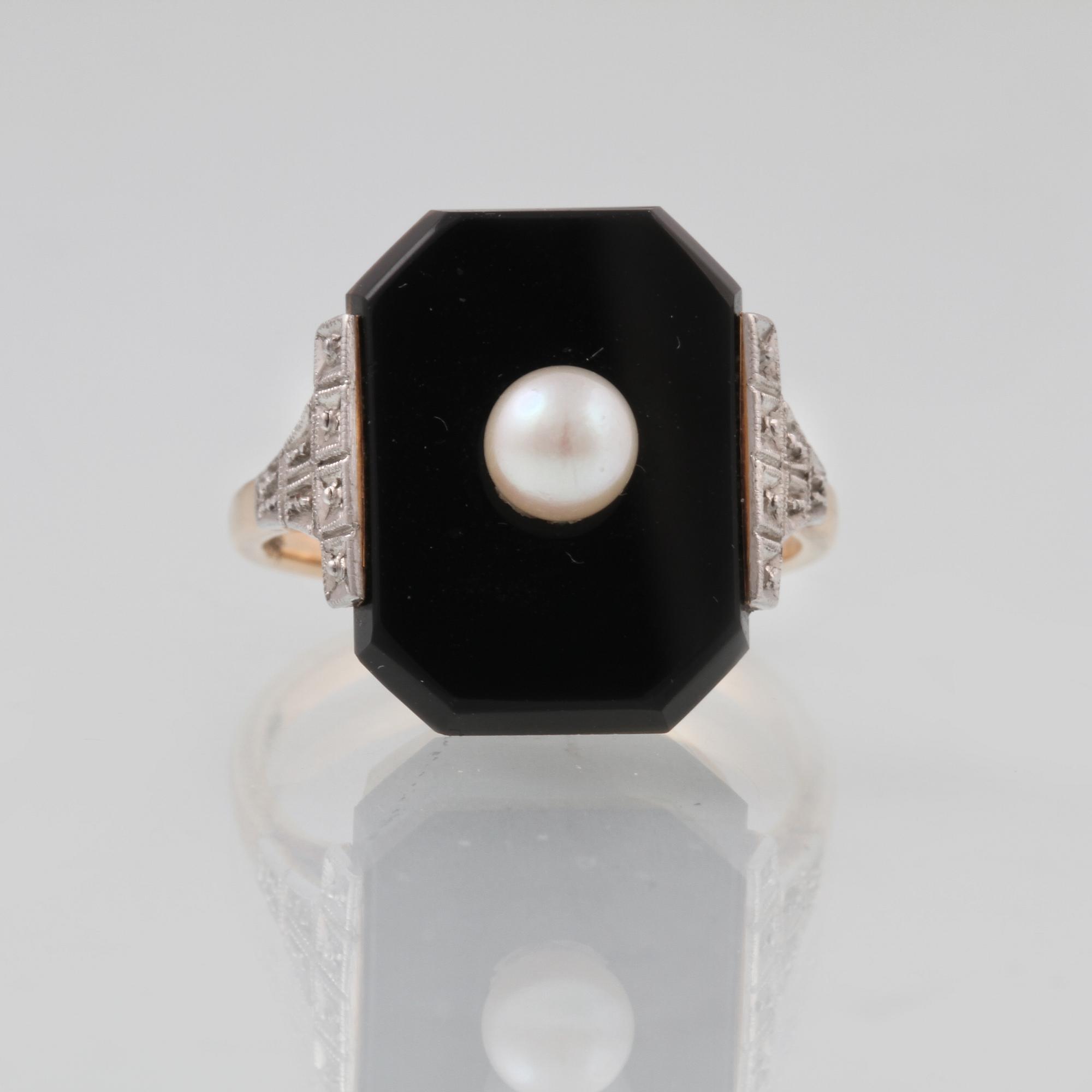 RING, 18K guld med onyx och odlad pärla. Vikt 4,2 gram.