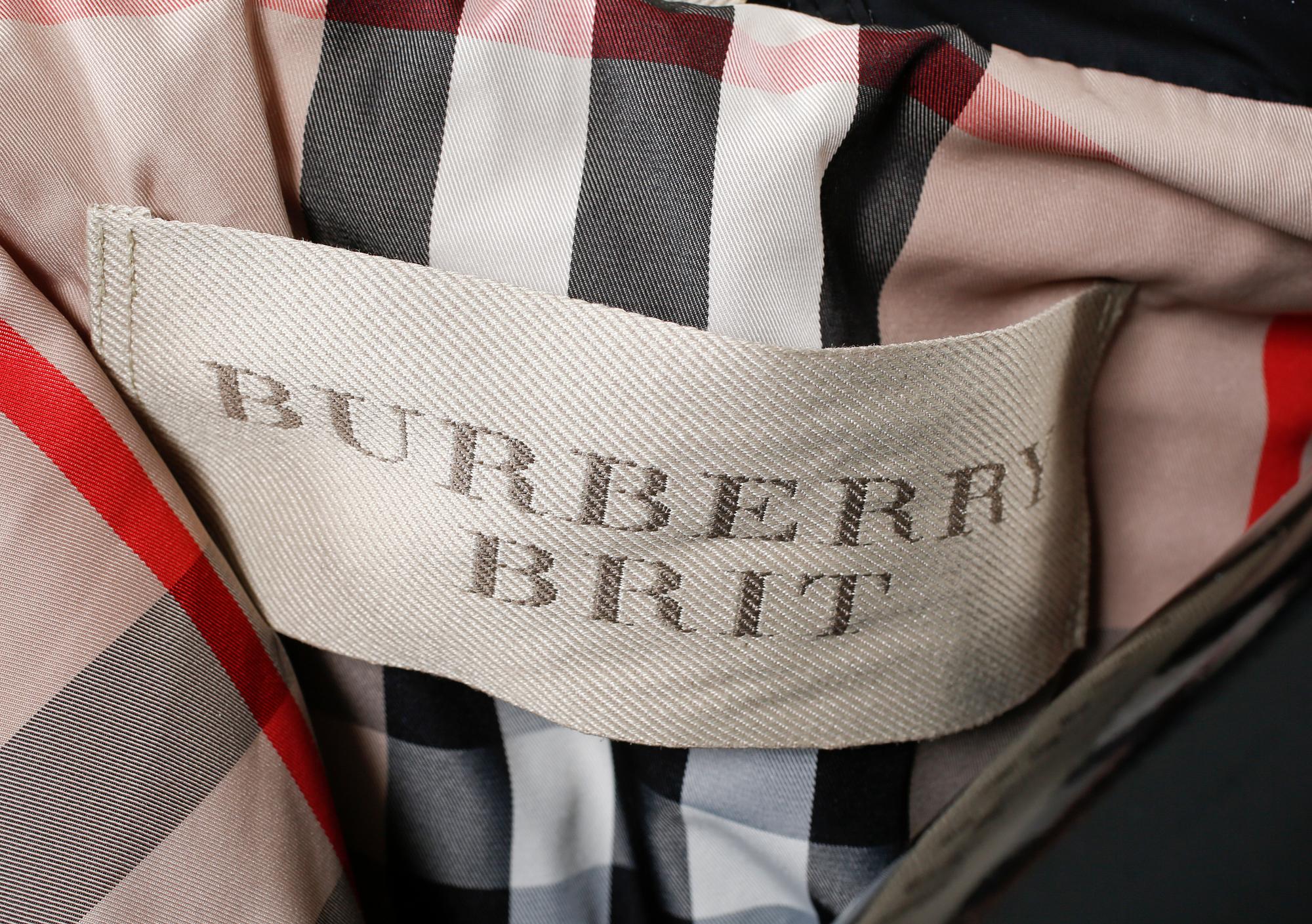 DUNVÄST, Burberry.