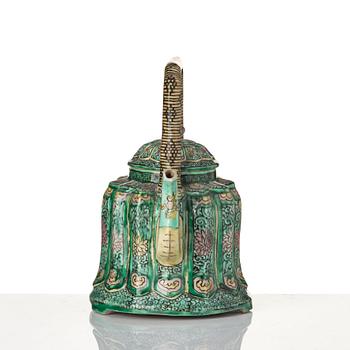 Kanna med lock, biskviporslin. Qingdynastin, Kangxi (1662-1722).