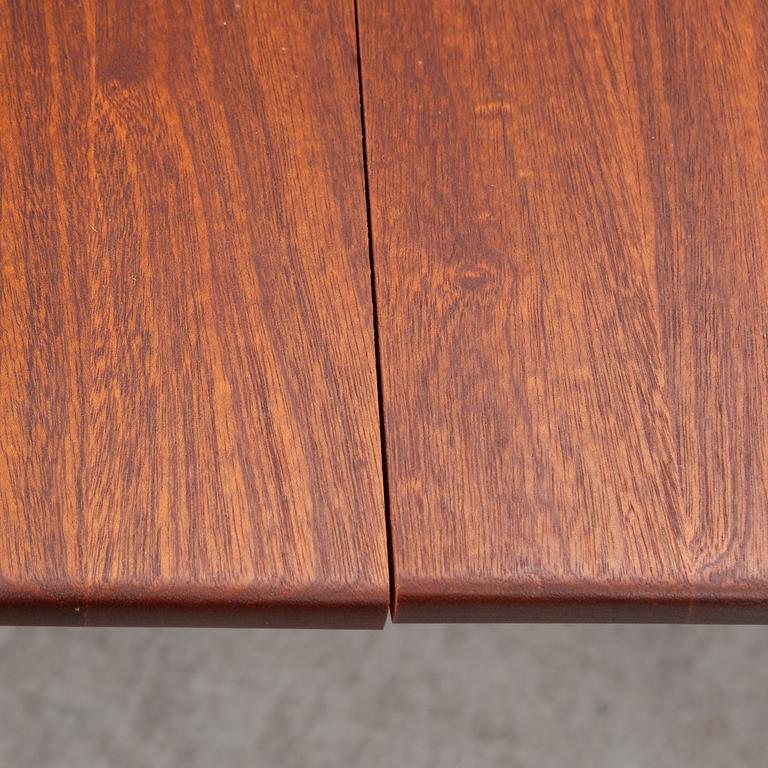 A contemporary 'Classic 255-265 Extension Table', Denmark.