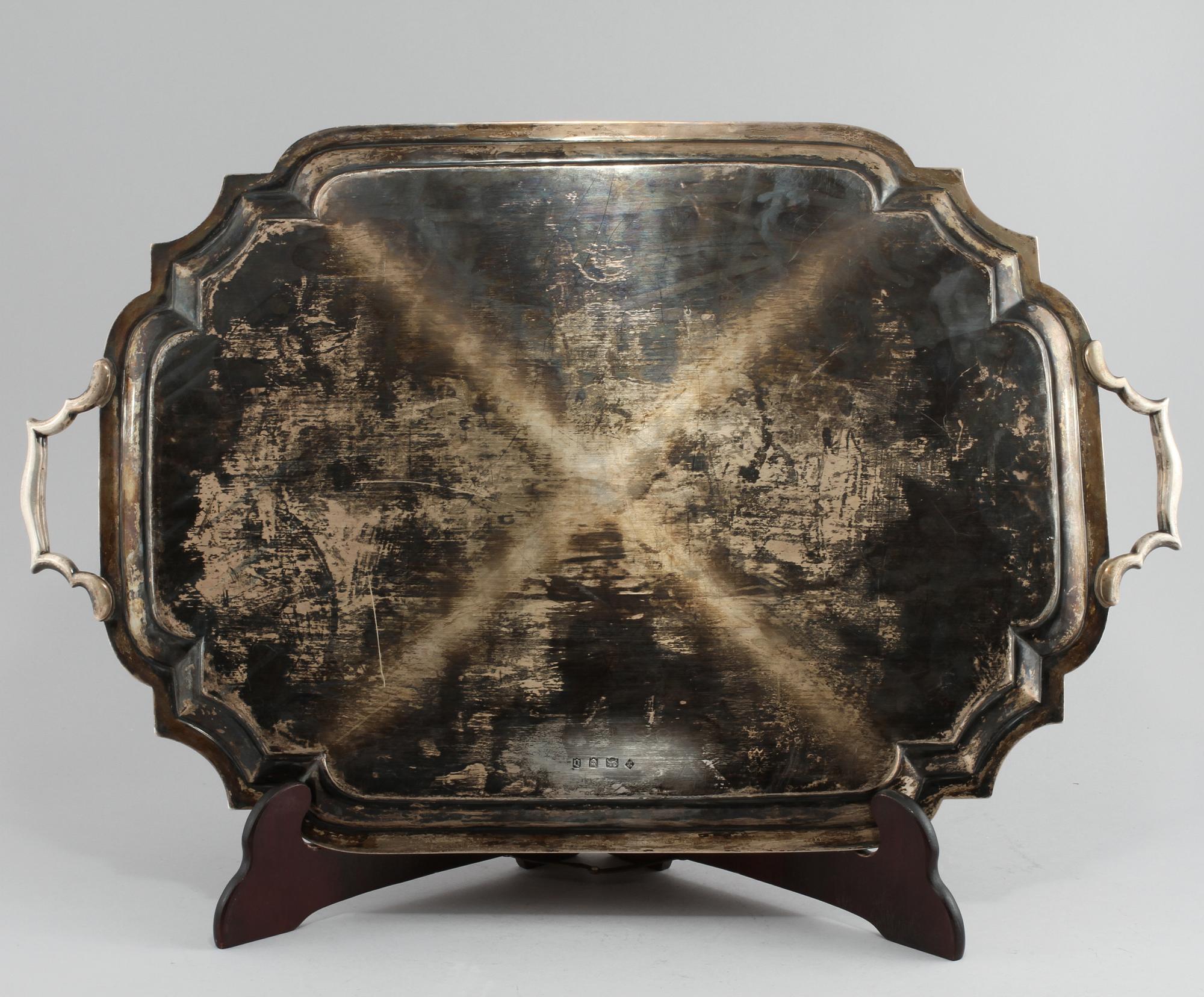 BRICKA, silver, troligen William Lister & Sons, London, 1919. Vikt ca 3500 g.