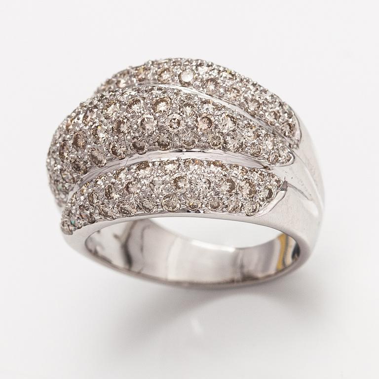 An 18K white gold ring with diamonds ca. 3.51 ct in total.