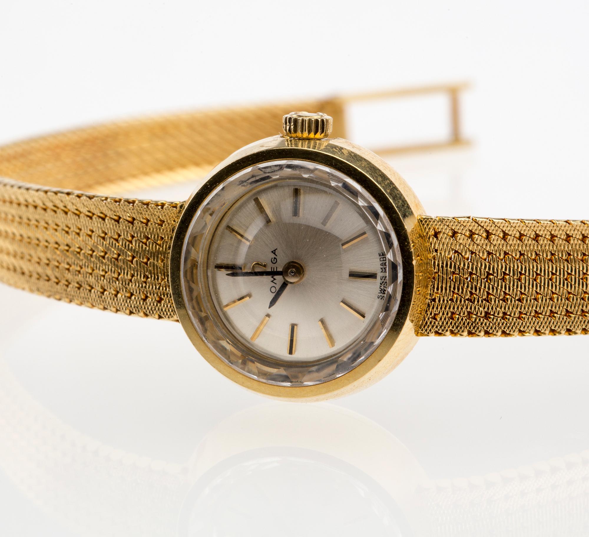 DAMARMBANDSUR, 18 k guld. Omega. Vikt ca 23 g.