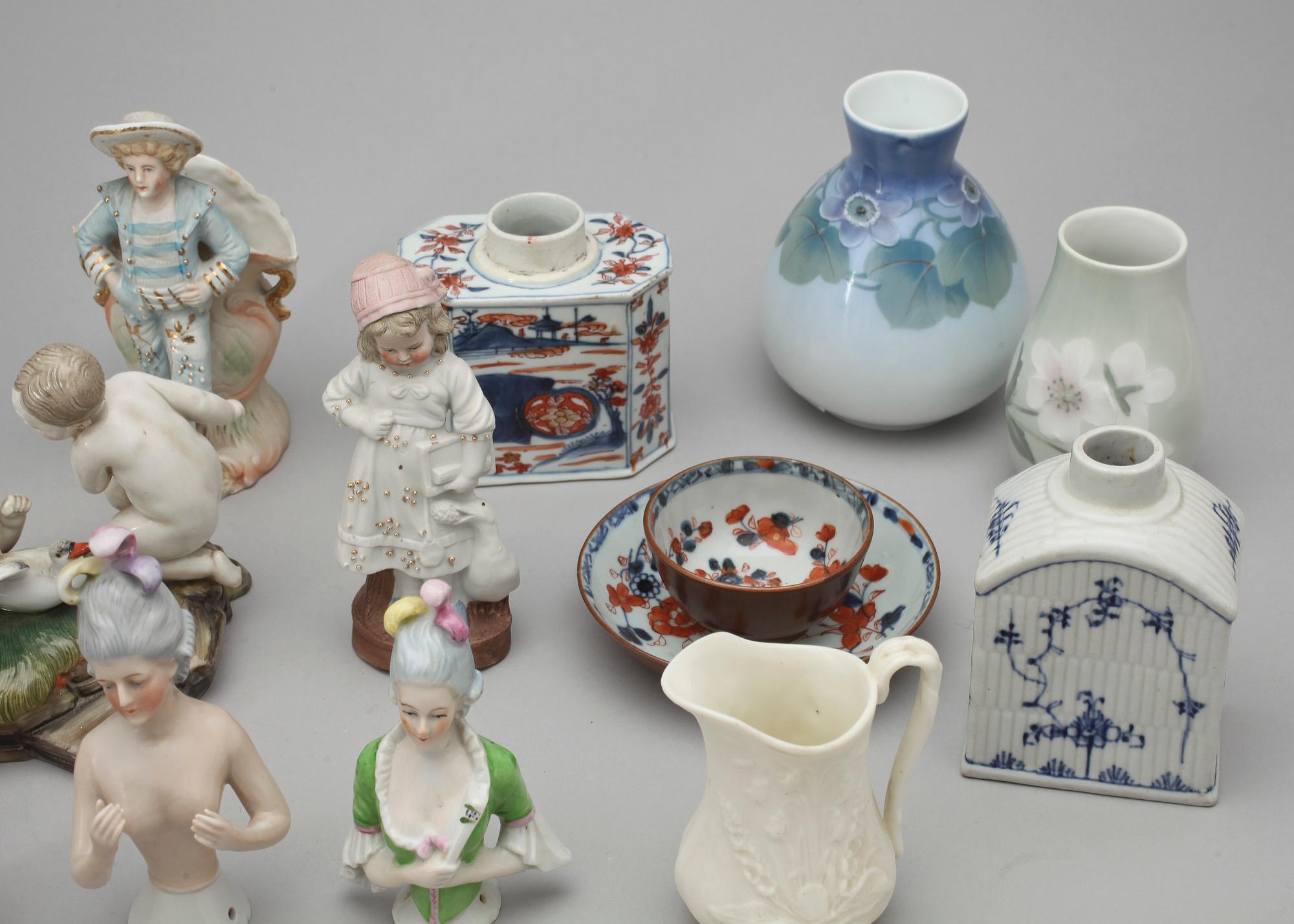 PARTI PRYDNANDSFÖREMÅL, 18 delar, porslin. 1900-tal.