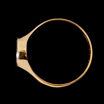 RING, 18 k, guld, Stockholm, med svart hematit. Total vikt ca 7 g.