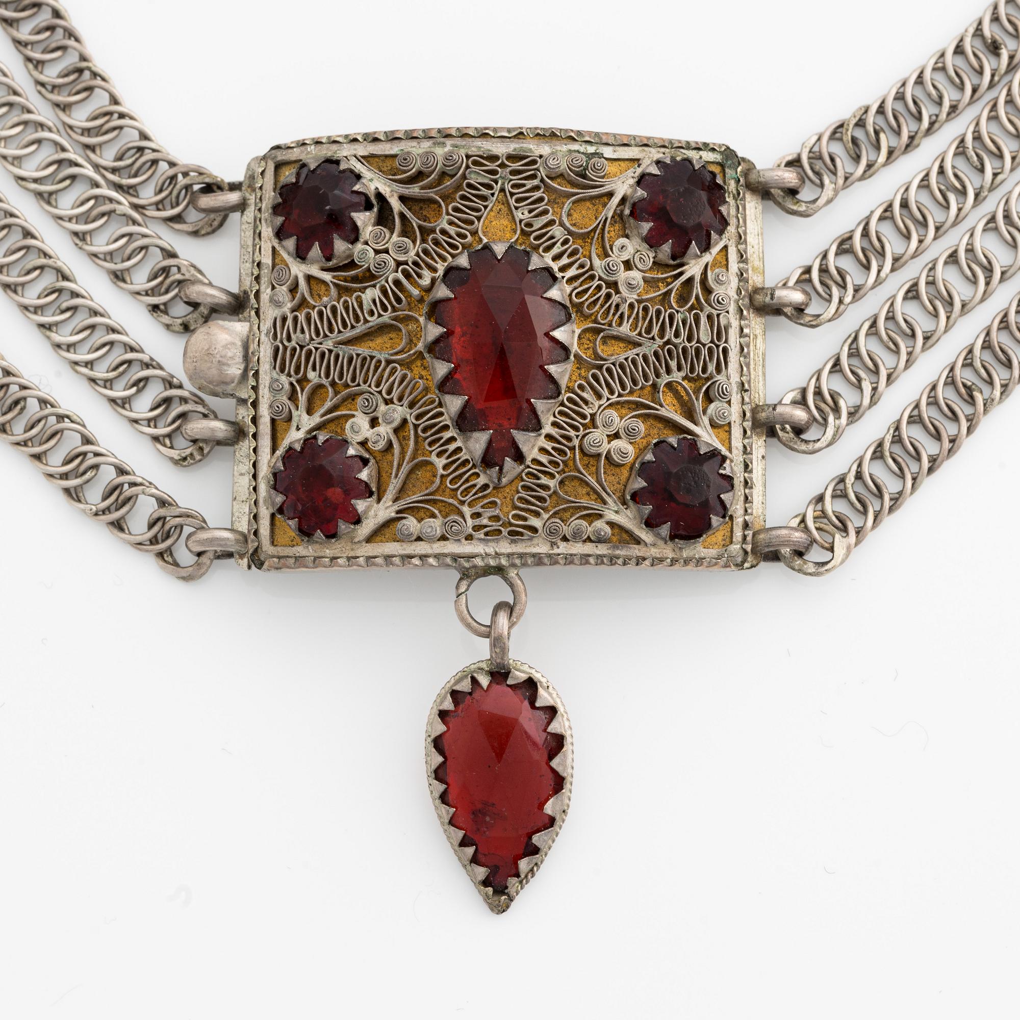 Dräktsmycke, allmoge, flerradigt, silver med röda glasstenar.