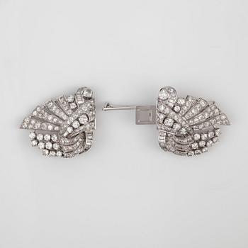 BROSCH/DUBBELCLIP i form av parställda svanar med baguette- och briljantslipade diamanter. 1940-tal. Franska stämplar.