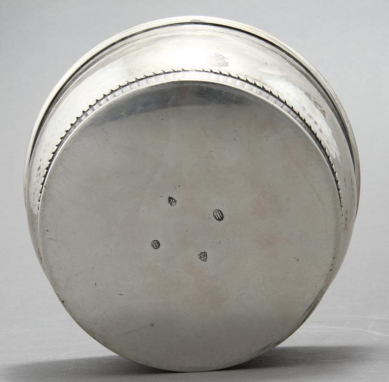 SKÅL PÅ FOT samt SKÅL och KAROTT, silver, Sverige och Danmark, 1900-tal. Vikt 700 gram.