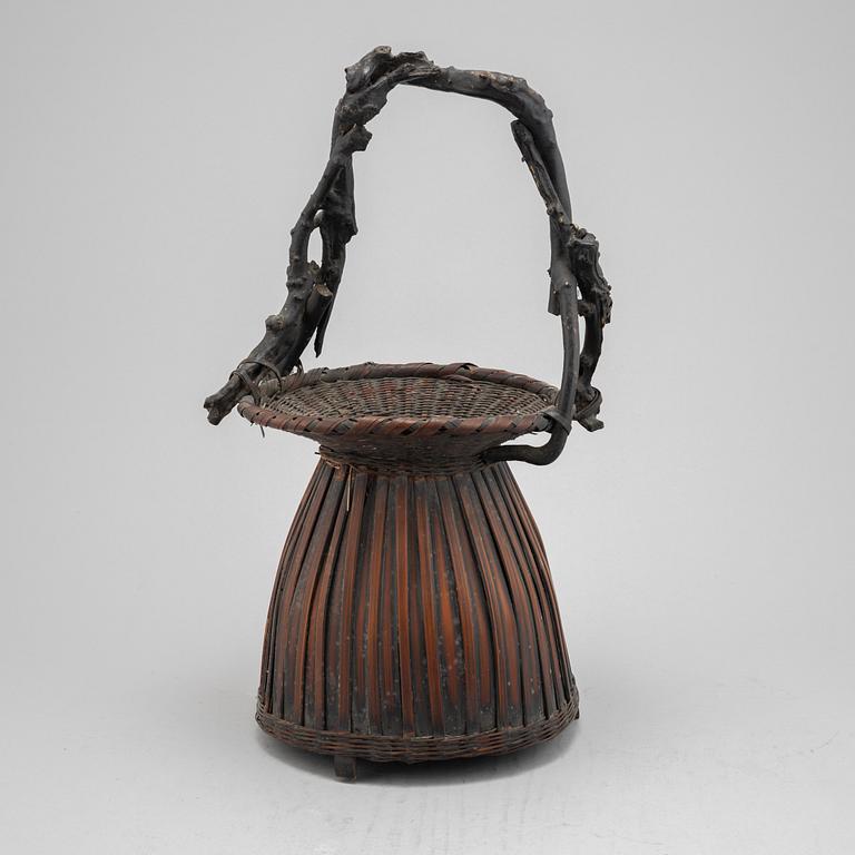 Korg "Hanakago" för blomsterarrangemang, bambu, Japan, 1900-talets första hälft.