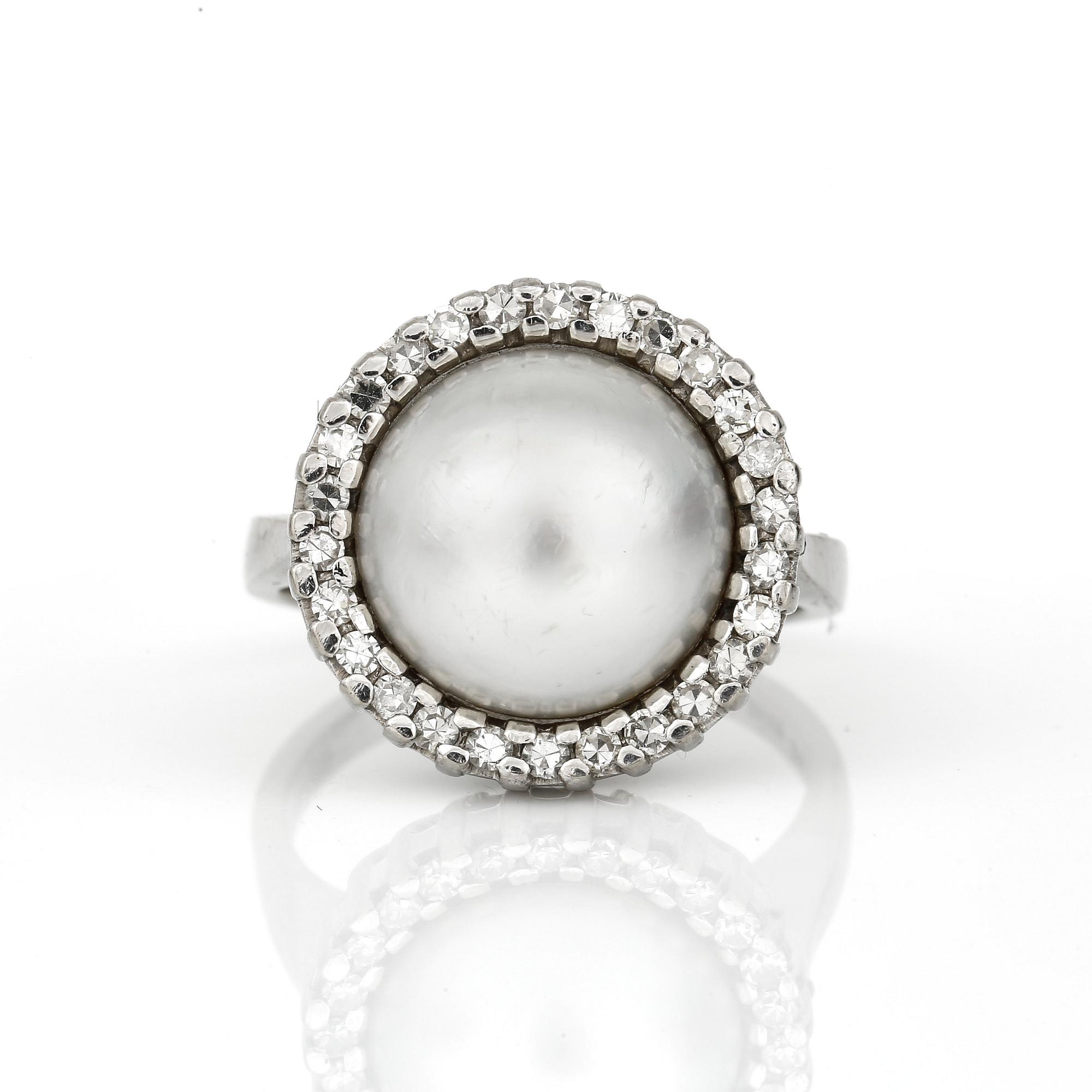RING, med odlad pärla och briljantslipade diamanter totalt ca 0,36 ct, Markströms, Uppsala, 1971.