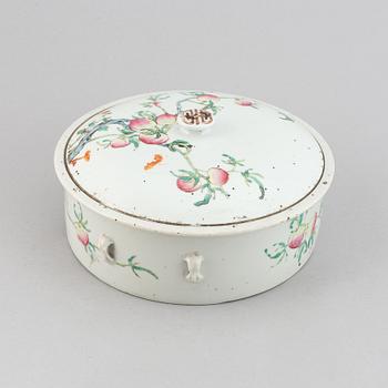 A Chinese porcelain  lidded dish, turn of the century 1900.