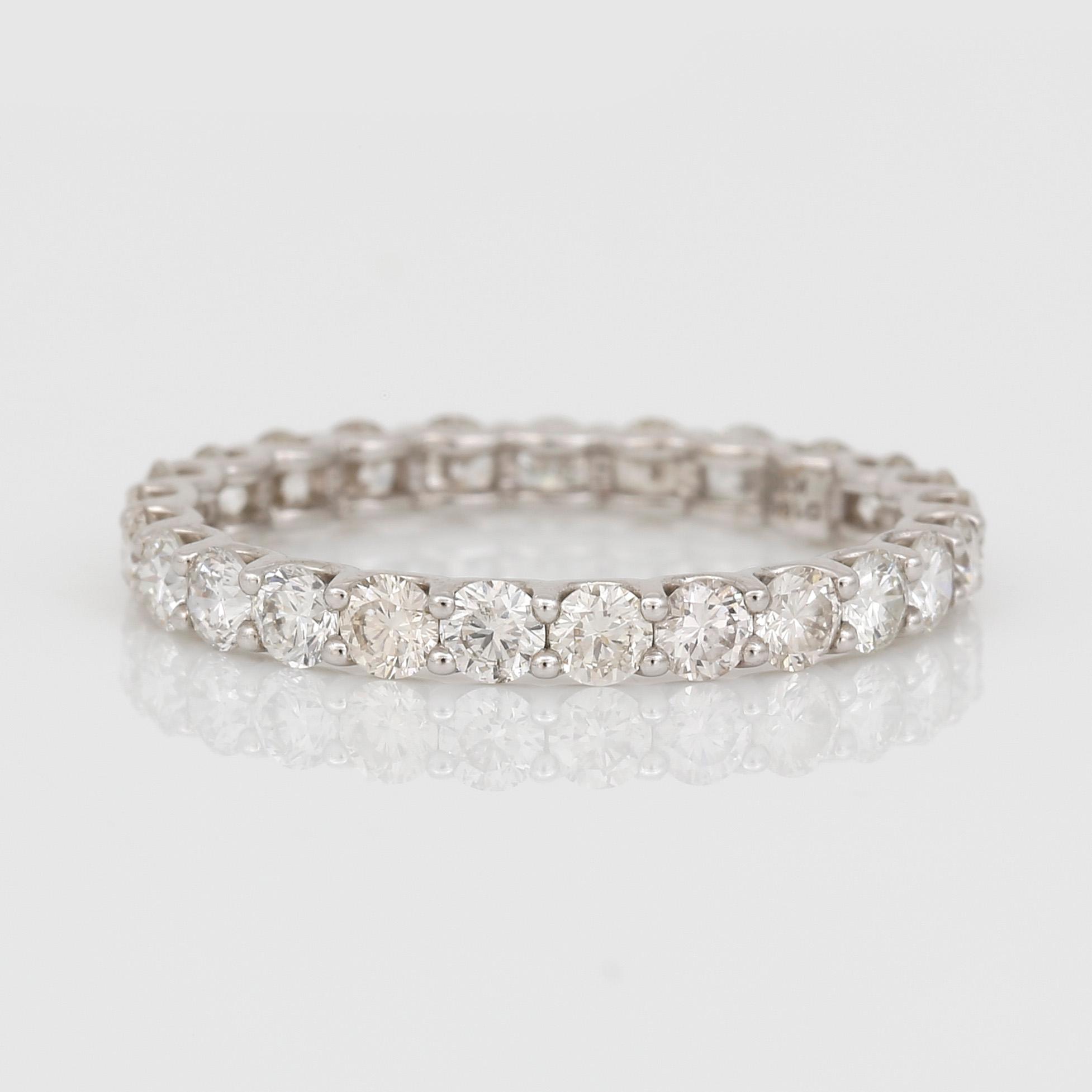 ALLIANSRING, 18K vitguld med briljantslipade diamanter, tot ca 1,65 ct. Total vikt ca 1,58 g.