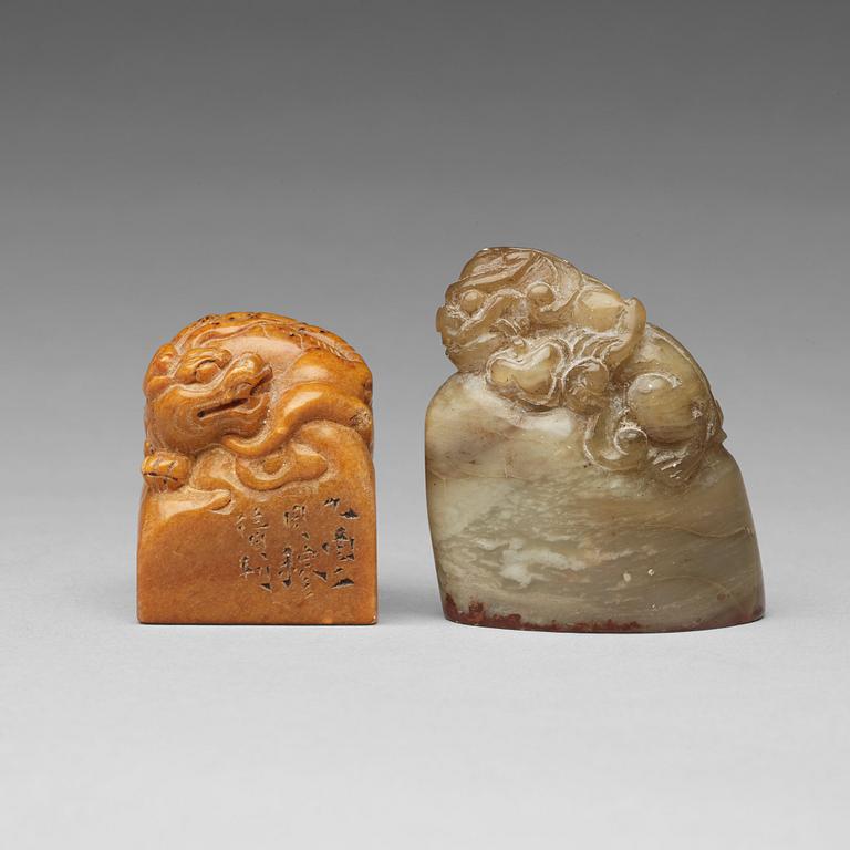 SIGILL, två stycken, sten. Kina, troligen omkring 1900.