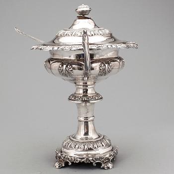 SOCKERSKÅL PÅ FOT MED STRÖSKED, silver, senempire, Jakob S. Lundberg, Stockholm 1845. Vikt tot ca 730 gram.