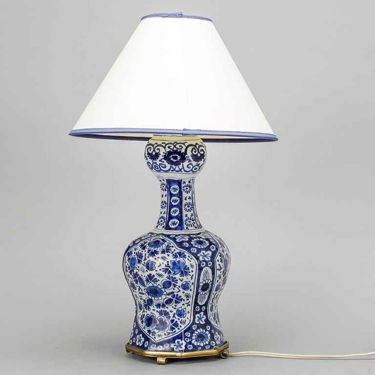 BORDSLAMPA, porslin, Europa, 1900-tal.