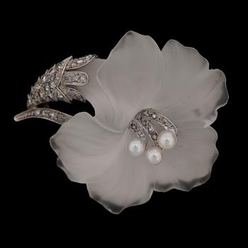 A set of earrings and brooch in carved rockcrystal, pearls and rose-cut diamonds.