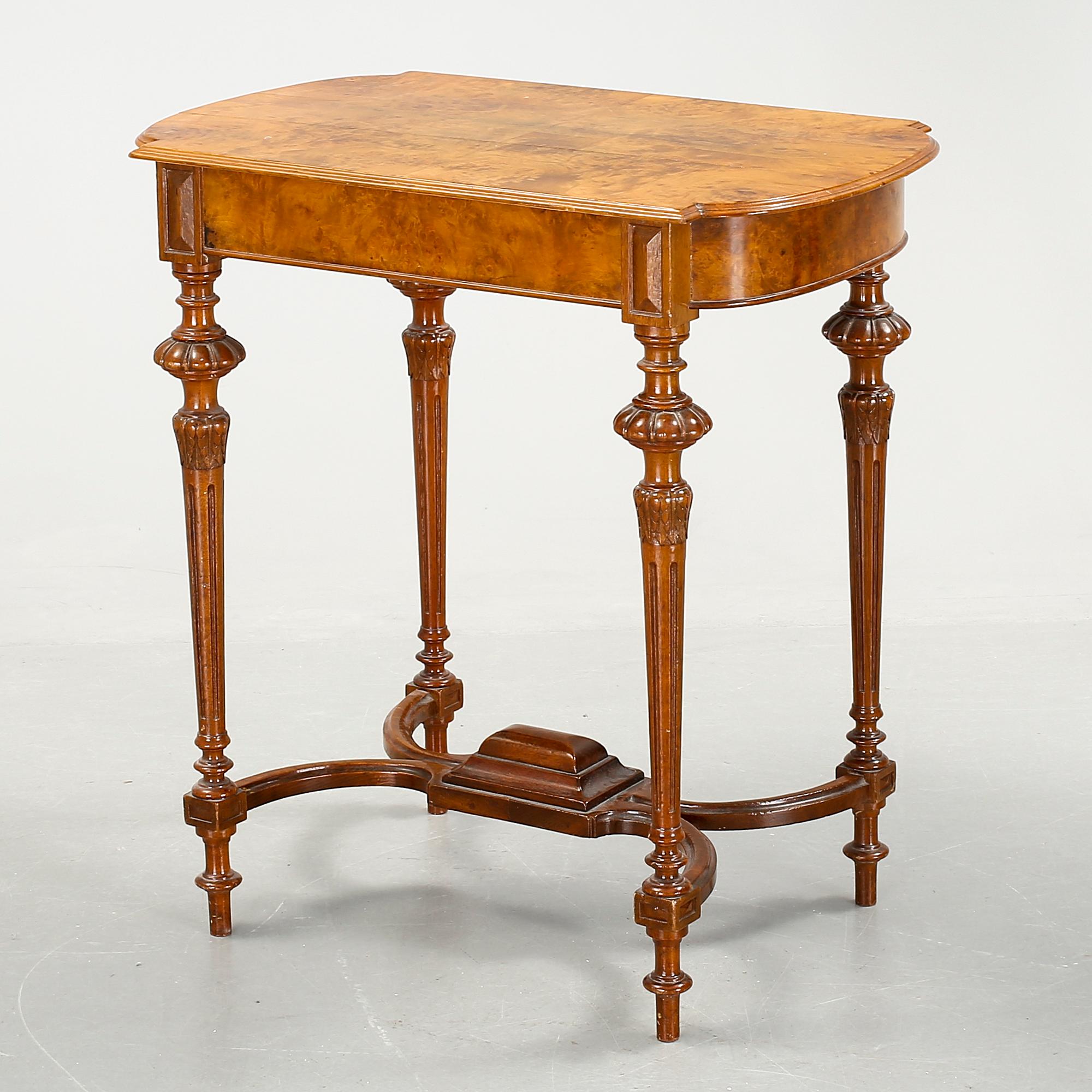 BORD, fanerat i alrot, 1800-talets slut.