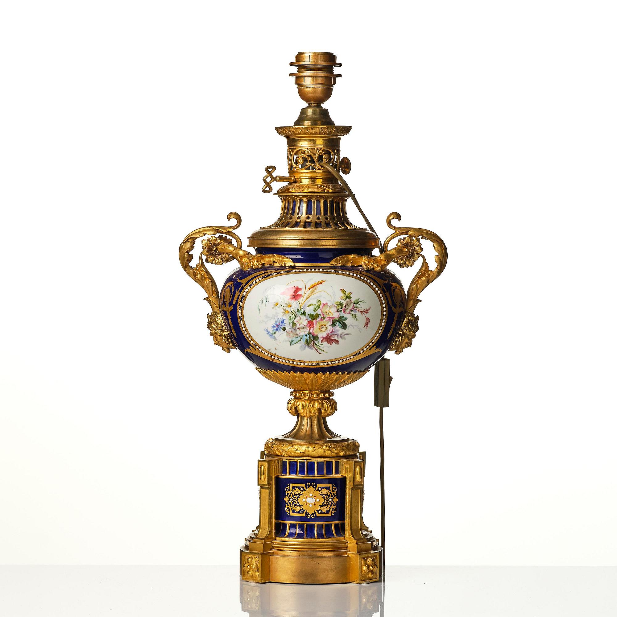 Bordslampa, porslin. "Sèvres", Frankrike, omkring 1900.