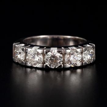 RING, vitguld 14K, 5 st. briljantslipade diamanter, tot. 2,50 ct. Vikt 6,9 g.