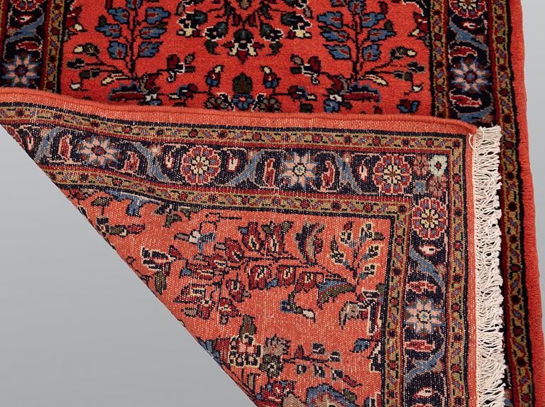 Gallerimatta, Sarouk, ca 393 x 84 cm.